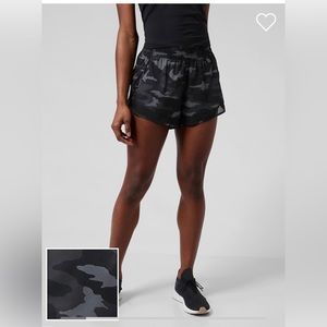 Athleta printed mesh racer run 4” short, black camo lux print, size M